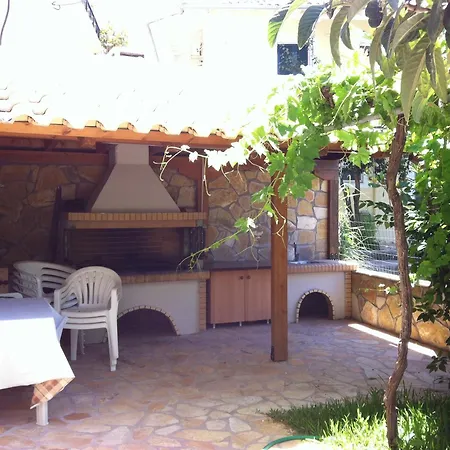Vaso Apartment Nikiana